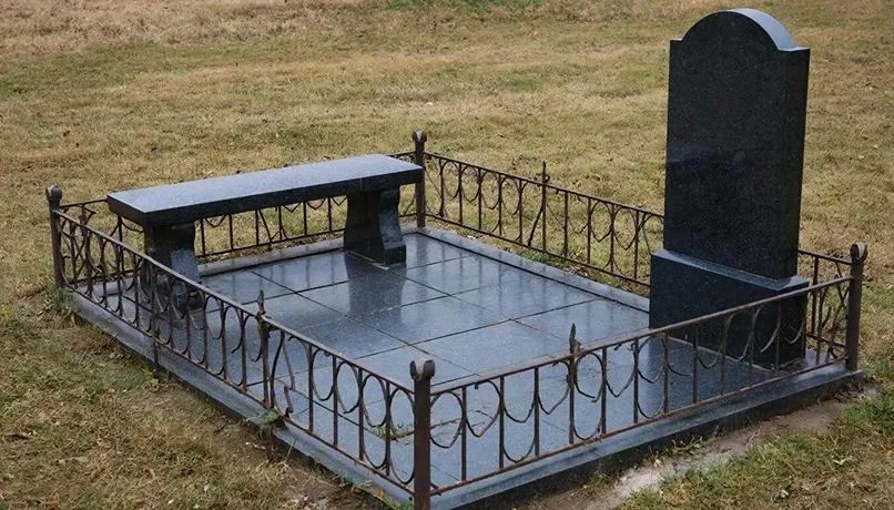 Могилка с каменной скамьей