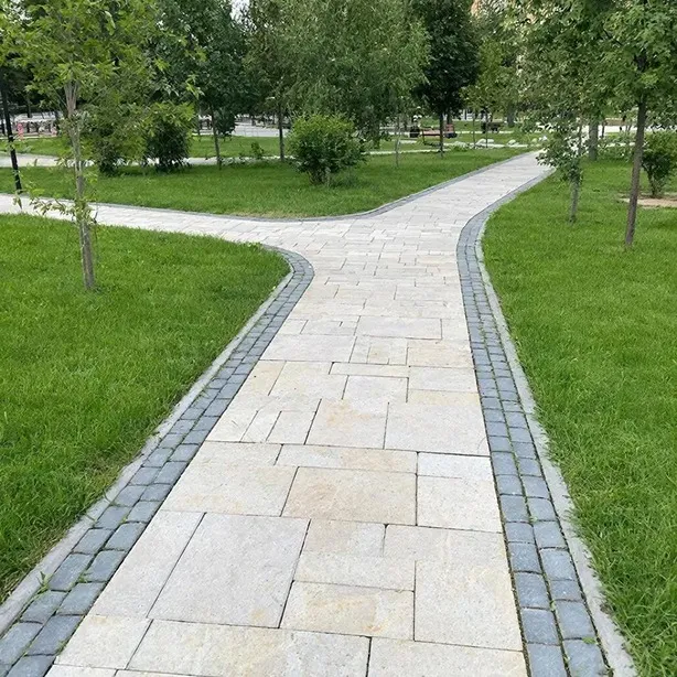 Дорожка в парке из камня
