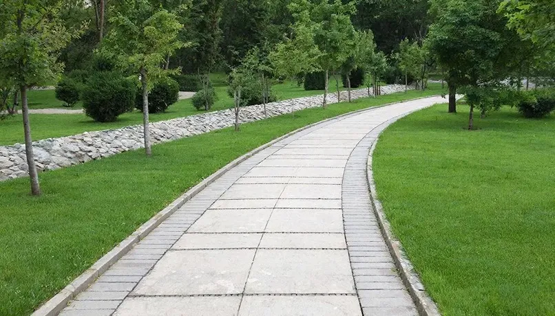 Дорожка из брущатки в парке